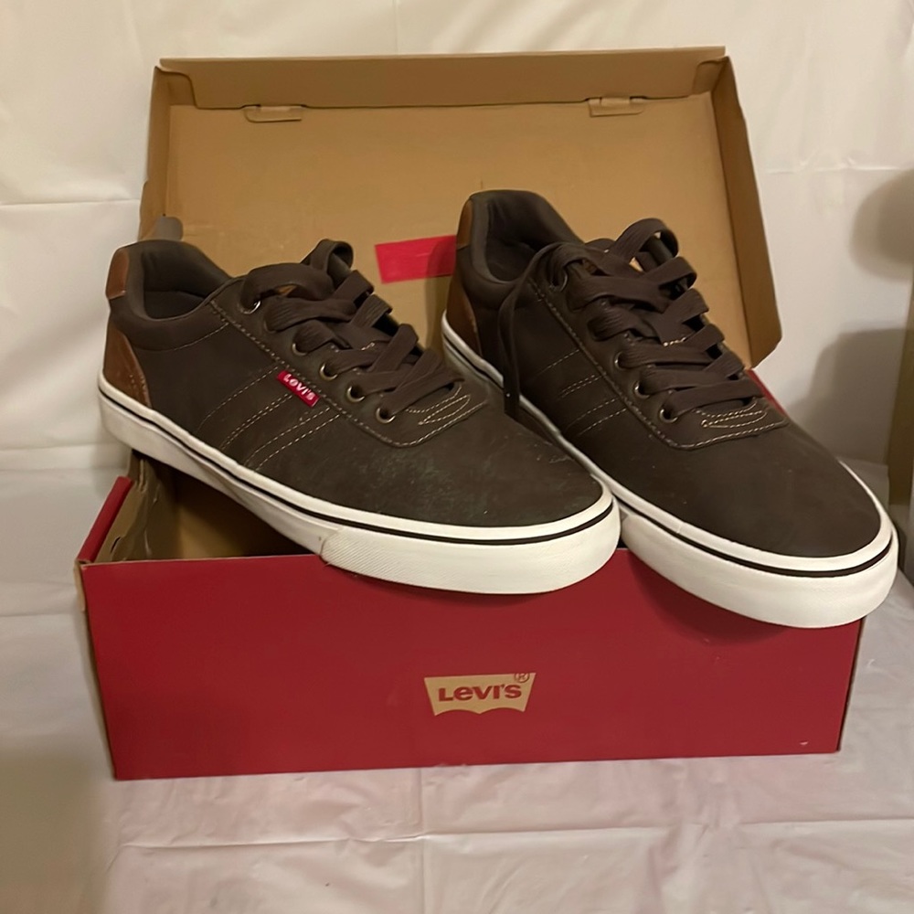 New Men’s Brown Levi’s  size 8.5 Brown